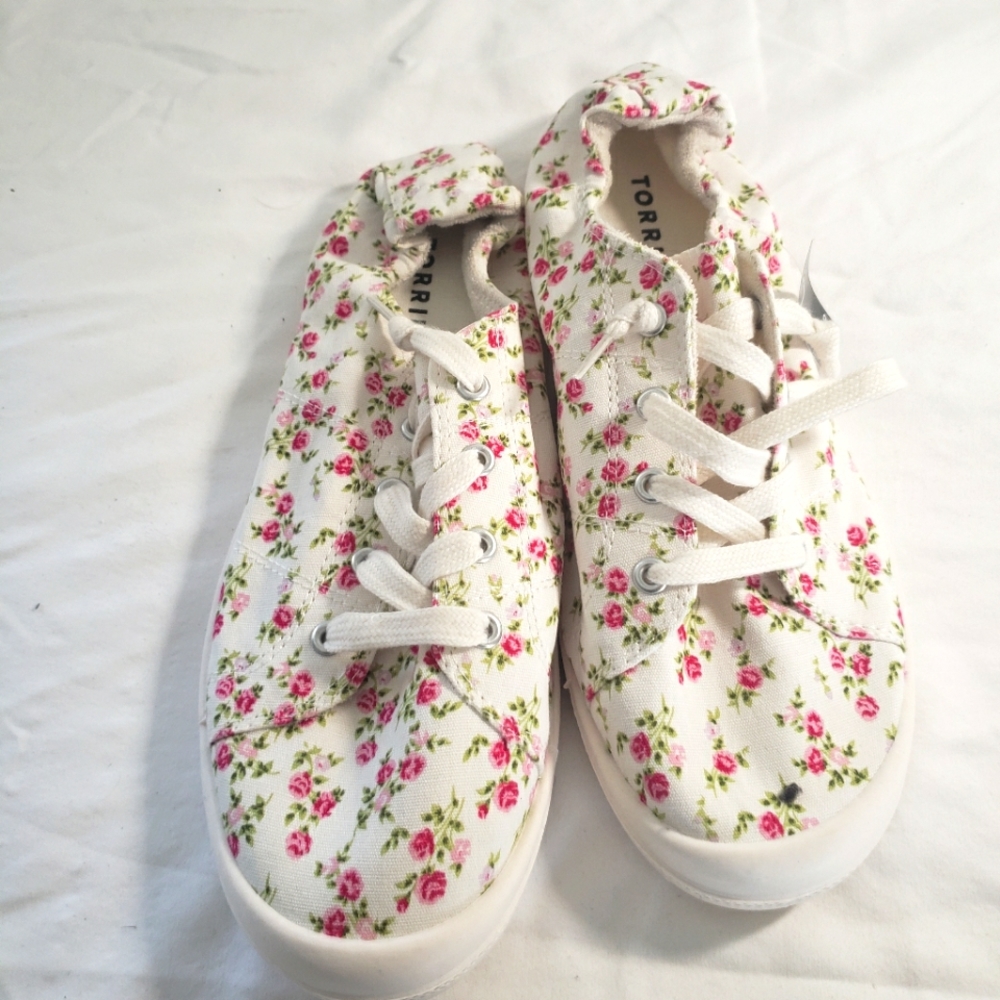 Nwt torrid 9.5 floral ruched sneaker